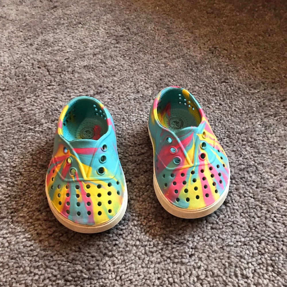 Native tie-dye sandal, size 4.